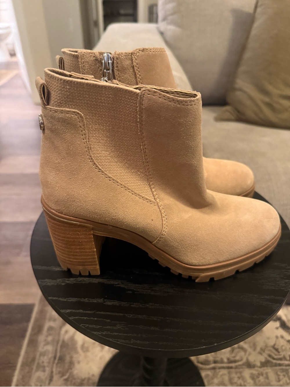Vince Camuto Dustelie Chelsea Boots Women's Size 6M/361/2 Tan Brown Zip NICE!